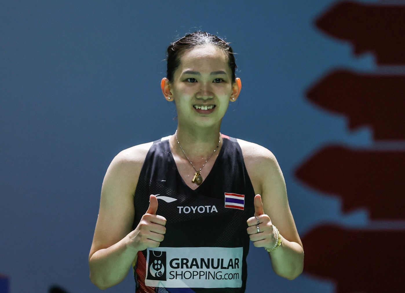 供了一展身 供了一展身